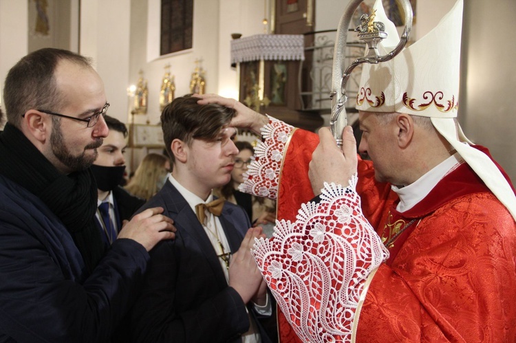 Książnice. Poświęcenie odnowionej drogi krzyżowej i bierzmowanie