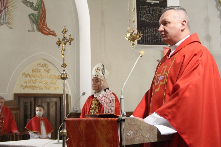 Książnice. Poświęcenie odnowionej drogi krzyżowej i bierzmowanie