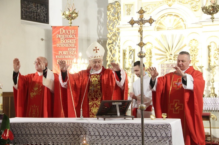 Książnice. Poświęcenie odnowionej drogi krzyżowej i bierzmowanie