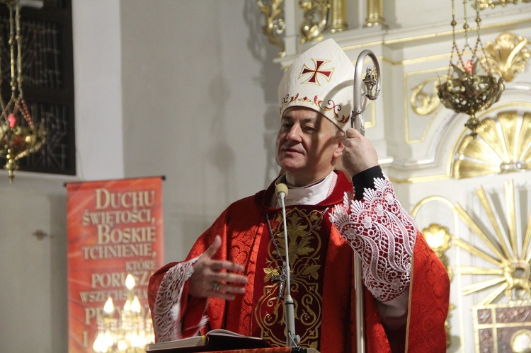 Książnice. Poświęcenie odnowionej drogi krzyżowej i bierzmowanie