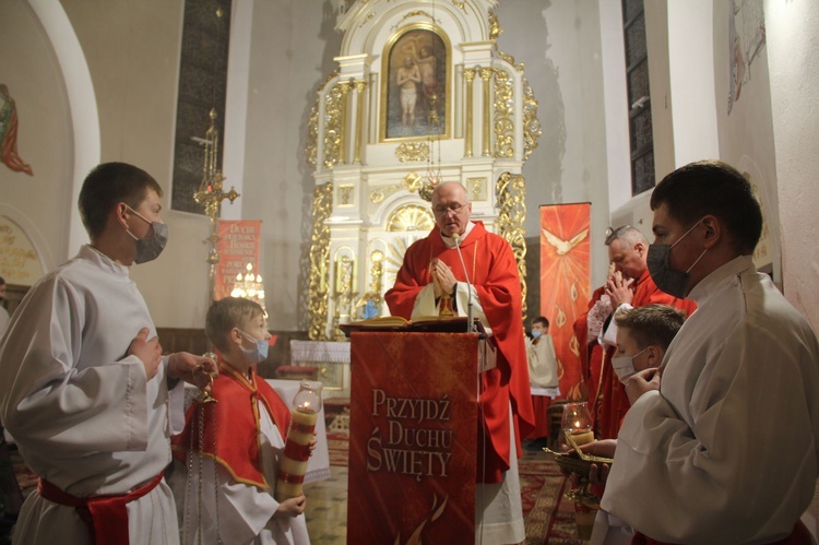 Książnice. Poświęcenie odnowionej drogi krzyżowej i bierzmowanie