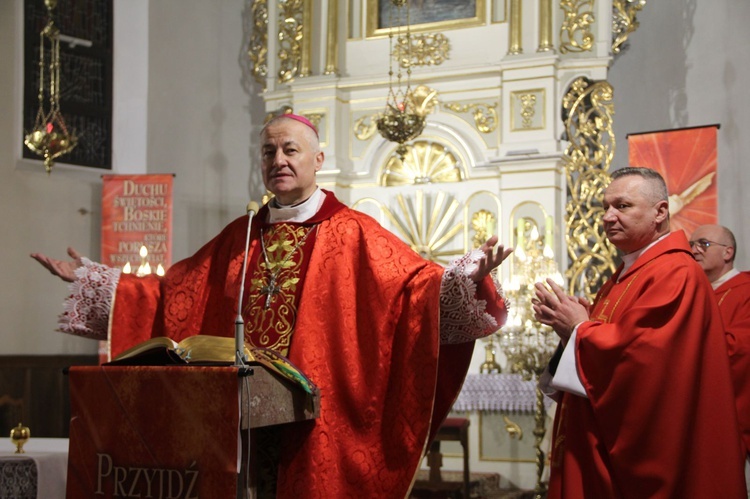 Książnice. Poświęcenie odnowionej drogi krzyżowej i bierzmowanie