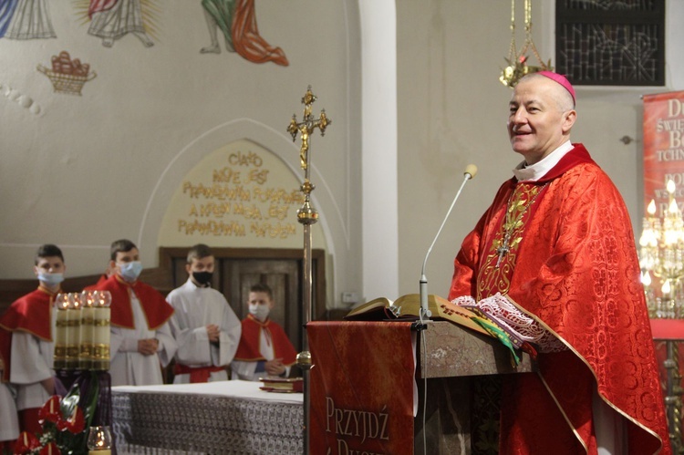 Książnice. Poświęcenie odnowionej drogi krzyżowej i bierzmowanie