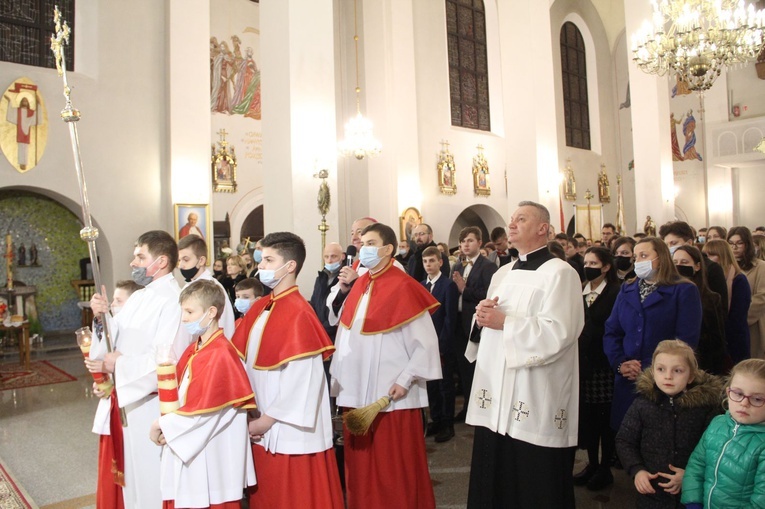 Książnice. Poświęcenie odnowionej drogi krzyżowej i bierzmowanie