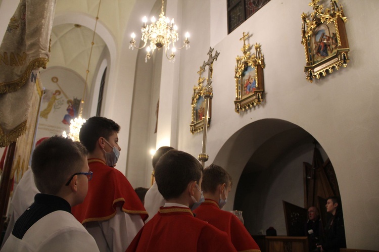 Książnice. Poświęcenie odnowionej drogi krzyżowej i bierzmowanie