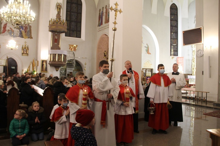 Książnice. Poświęcenie odnowionej drogi krzyżowej i bierzmowanie