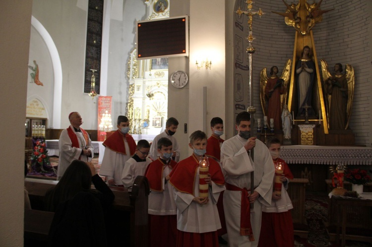 Książnice. Poświęcenie odnowionej drogi krzyżowej i bierzmowanie