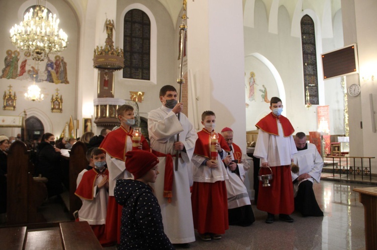 Książnice. Poświęcenie odnowionej drogi krzyżowej i bierzmowanie