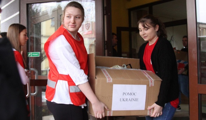 Wolontariusze Szkolnego Koła Caritas z żywieckiego Technikum Budowlano-Drzewnego zaangażowali się w pomoc dla Ukrainy.