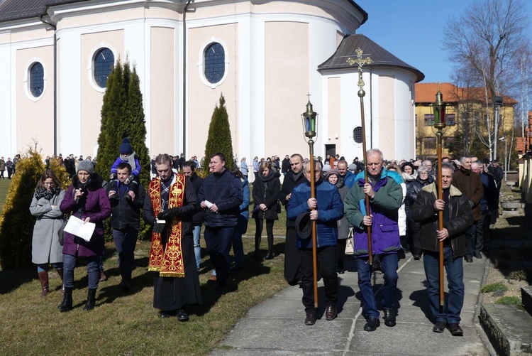 Małżonkowie i duszpasterze razem uczestniczyli w plenerowej Drodze Krzyżowej przy sanktuarium inwałdzkim.