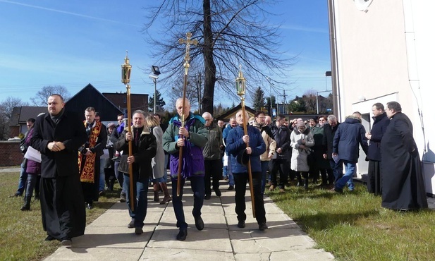 Małżonkowie i duszpasterze razem uczestniczyli w plenerowej Drodze Krzyżowej przy sanktuarium inwałdzkim.