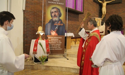 Przy relikwiach św. Andrzeja Boboli ks. proboszcz Piotr Leśniak poprowadził modlitwę za wstawiennctwem świetego męczennka.