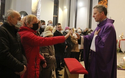 Po Mszy św. ks. proboszcz Piotr Leśniak podał relikwie św. Andrzeja Boboli wiernym do uczczenia.