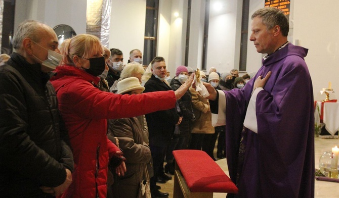 Po Mszy św. ks. proboszcz Piotr Leśniak podał relikwie św. Andrzeja Boboli wiernym do uczczenia.