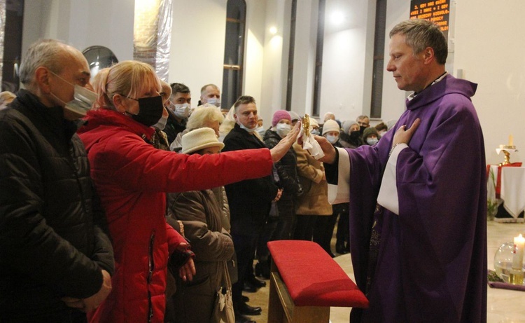 Po Mszy św. ks. proboszcz Piotr Leśniak podał relikwie św. Andrzeja Boboli wiernym do uczczenia.