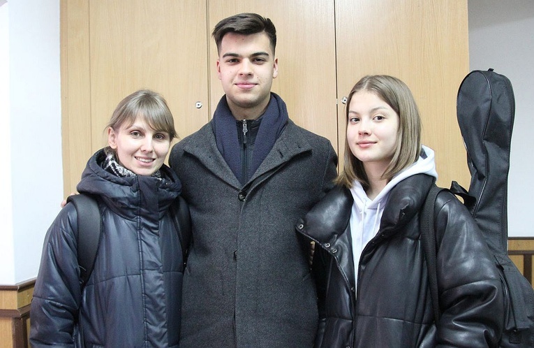 Mama Renata i jej dzieci: Marija i Zenon - już aktywnie angażują się w życie parafii w Leśnej.