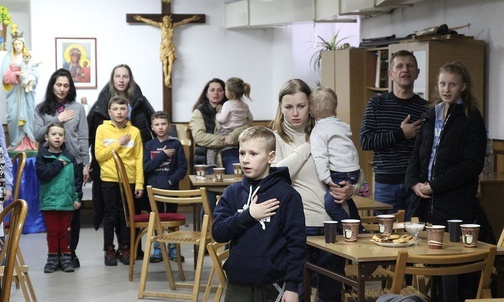 Niezależnie od wieku goście z Ukrainy z wielkim przejęciem odśpiewali w Leśnej swój hymn narodowy.