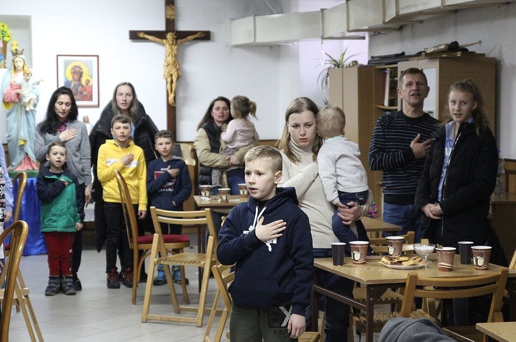 Niezależnie od wieku goście z Ukrainy z wielkim przejęciem odśpiewali w Leśnej swój hymn narodowy.