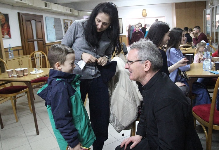Ks. Piotr Sadkiewicz z małym Lubomirem z Ukrainy podczas parafialnego spotkania.