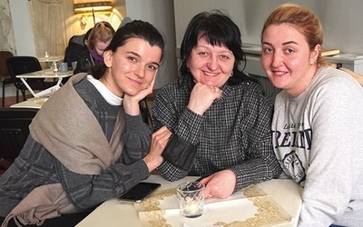 Iryna, Luba i jej córka Swietłana.