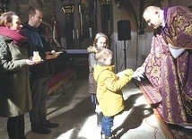 Duszpasterz DK i rodziny podczas Eucharystii.