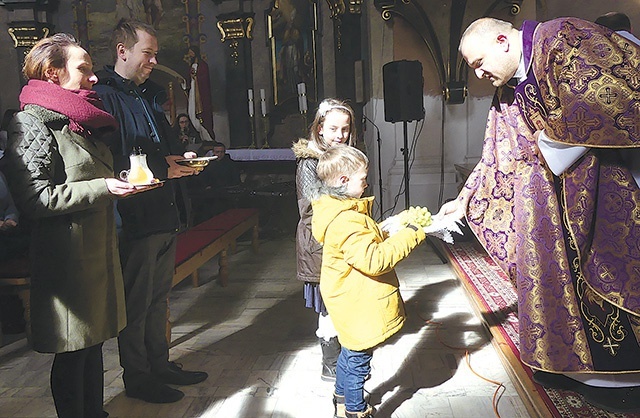 Duszpasterz DK i rodziny podczas Eucharystii.