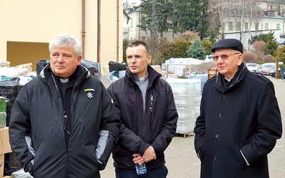 Jałmużnik papieski, ks. Paweł Tomaszewski i abp Stanisław Budzik przed lubelską Caritas.