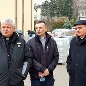 Jałmużnik papieski, ks. Paweł Tomaszewski i abp Stanisław Budzik przed lubelską Caritas.