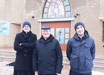 Proboszcz parafii ks. Stefan Misa wraz z wikariuszami: ks. Jakubem (od lewej) i ks. Maciejem.