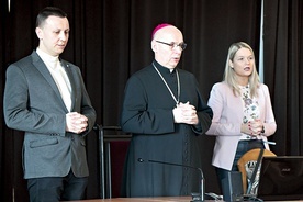Od lewej: ks. Wojciech Głogowski, bp Janusz Ostrowski, Sylwia Mikołajczyk. 