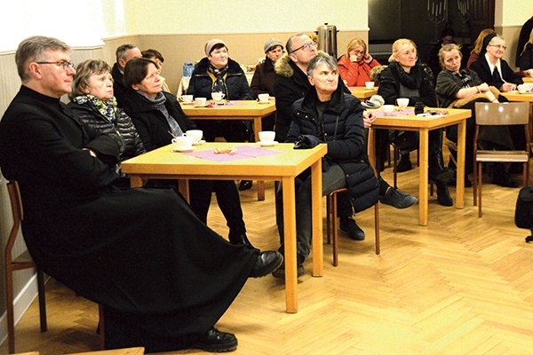 Po wspólnym oglądaniu jest czas na spotkanie z gościem i rozmowę.