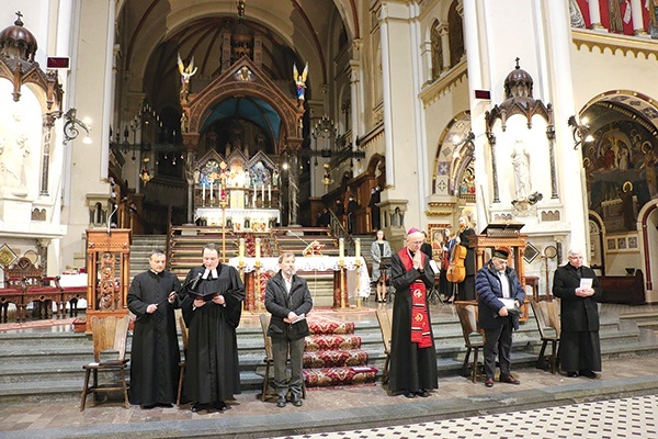 ▲	Każdy z przedstawicieli modlił się najpierw indywidualnie, a  następnie wszyscy zgromadzeni odmówili „Ojcze nasz”.