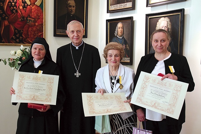 Wyróżnione panie z biskupem płockim Piotrem Liberą.