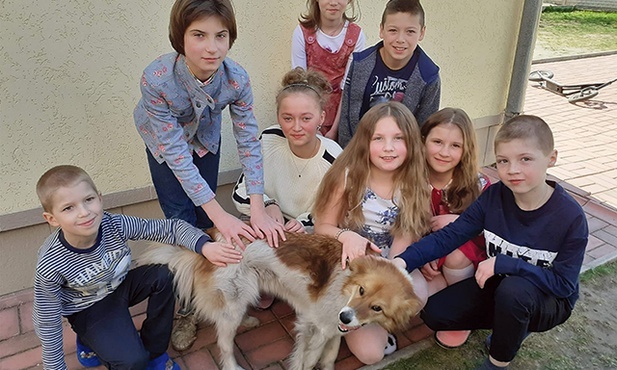 – Dzieci bardzo chciały mieć swoje zwierzęta – mówi siostra Antonina. – Do domu w Żytomierzu przyniosły znalezione na ulicy psy i koty