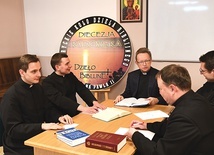 Ksiądz Jacek Kucharski z członkami Kleryckiego Koła Dzieła Biblijnego Diecezji Radomskiej.