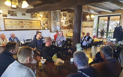 ▲	Uczestnicy Różańca dla mężczyzn w trakcie rozmowy z ks. Markiem Skibą.