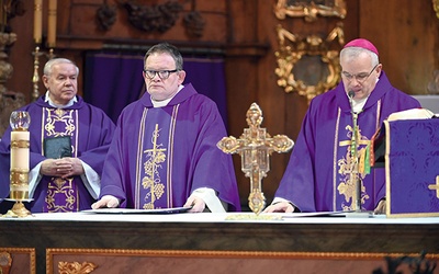 Ks. Wojciech Zmysłowski w czasie obrzędu instalacji.