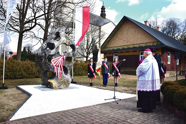 Obelisk z okolicznościową tablicą poświęcił bp Edward Frankowski.