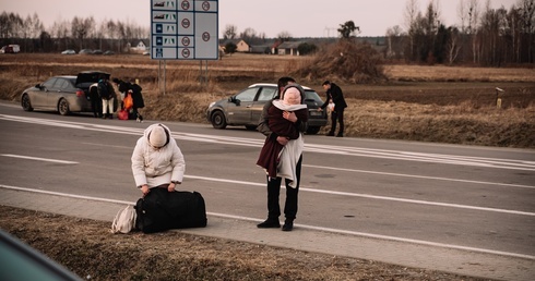 Około 2 tys. samochodów opuściło Mariupol w ramach ewakuacji ludności