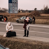 Około 2 tys. samochodów opuściło Mariupol w ramach ewakuacji ludności