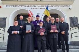 Diakoni wraz z promotorami, moderatorami GSD i władzami UKSW w Warszawie.