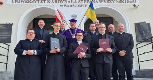Diakoni wraz z promotorami, moderatorami GSD i władzami UKSW w Warszawie.