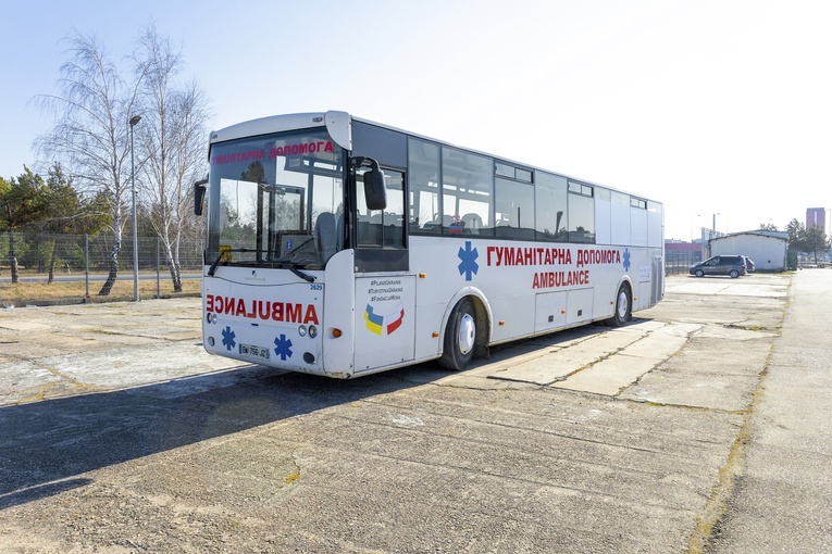 Przerobili autobus na ambulans… w trzy dni 