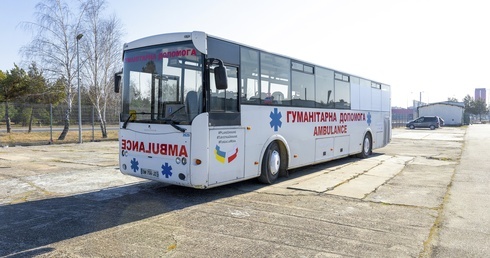 Przerobili autobus na ambulans… w trzy dni 