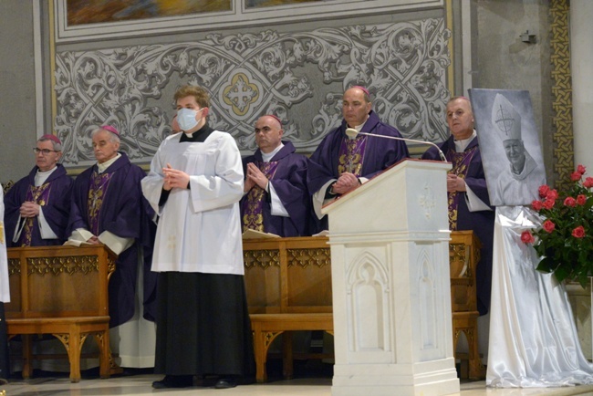 Początek uroczystości pogrzebowych śp. bp. Adama Odzimka