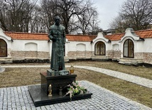 Pomnik bł. ks. Antoniego Rewery na dziedzińcu przed kościołem św. Józefa.
