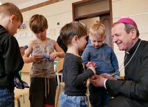 - Trzeba zrobić wszystko, żeby czas tutaj spędzony był dla dzieci czasem radości i pokoju. One powinny poczuć, że w tym miejscu mogą się rozwijać - mówił abp Tadeusz Wojda.