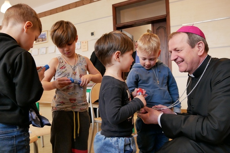 - Trzeba zrobić wszystko, żeby czas tutaj spędzony był dla dzieci czasem radości i pokoju. One powinny poczuć, że w tym miejscu mogą się rozwijać - mówił abp Tadeusz Wojda.