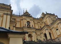 Wambierzycka świątynia od lat stara się o fundusze na dokończenie renowacji elewacji.