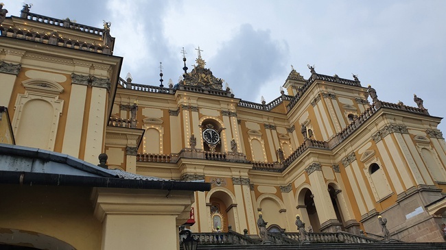 Wambierzycka świątynia od lat stara się o fundusze na dokończenie renowacji elewacji.